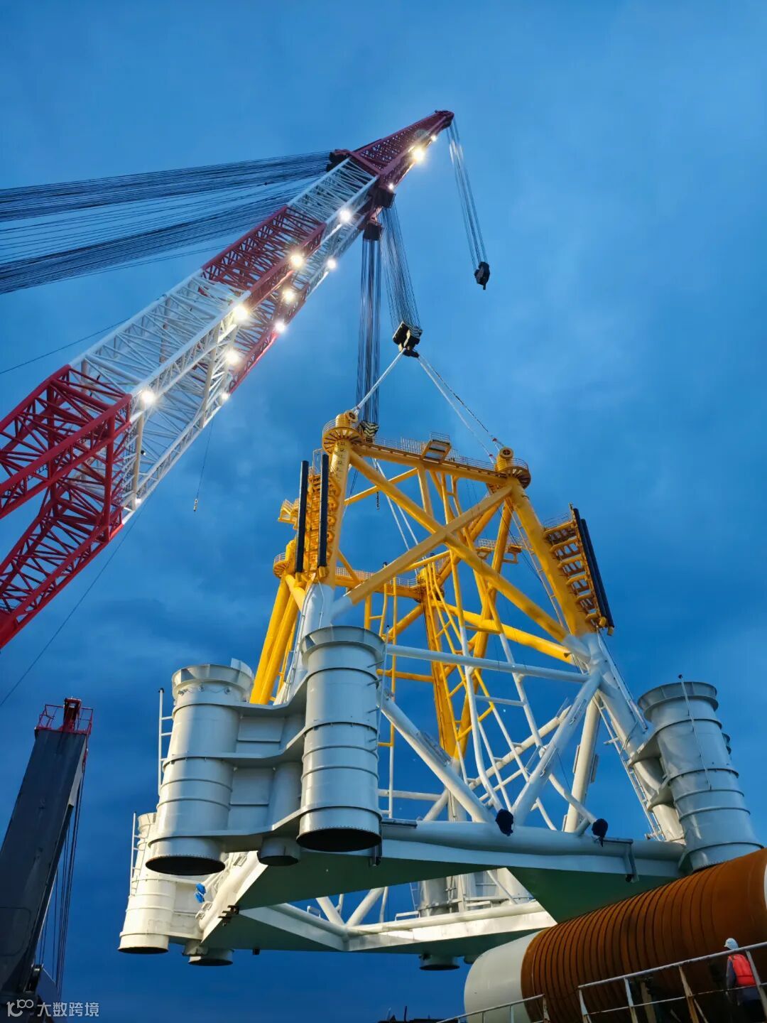 福建某海上风电场升压站导管架基础吊装现场 + 暮色中的千吨之舞 + 能源工程分公司 + 李梓杰.jpg