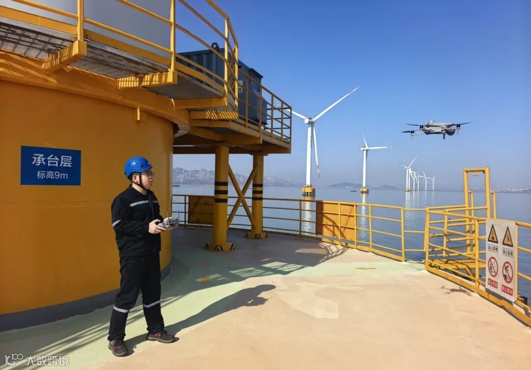 风机班运维人员用无人机对叶片进行巡检.jpg
