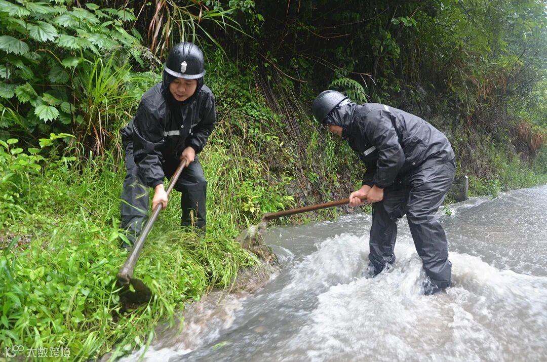永安煤业 陈思洲 林文斌 池坪芦坑煤矿组织职工对水沟被堵塞的公路进行清理1.jpg