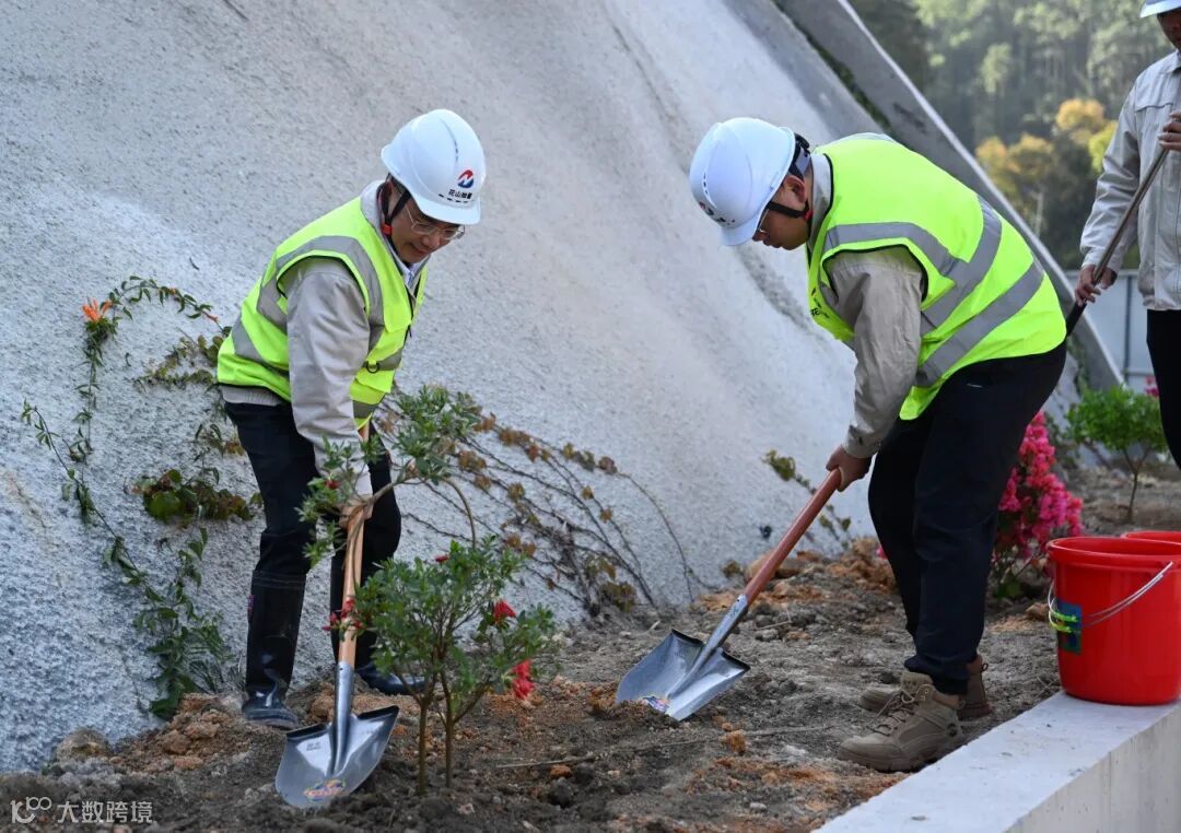 花山抽蓄 连益峰 于廷满 植树活动 (15) - 副本.JPG