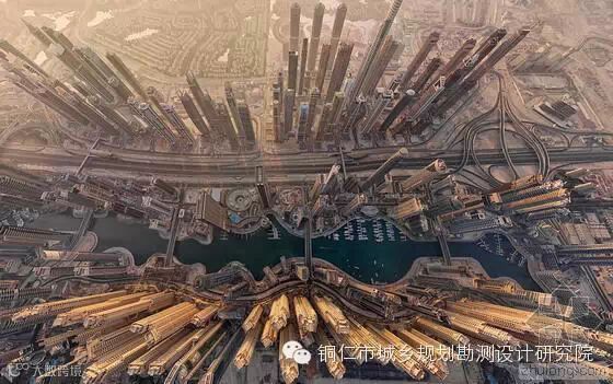 迪拜在朝阳中显得绝美而壮观