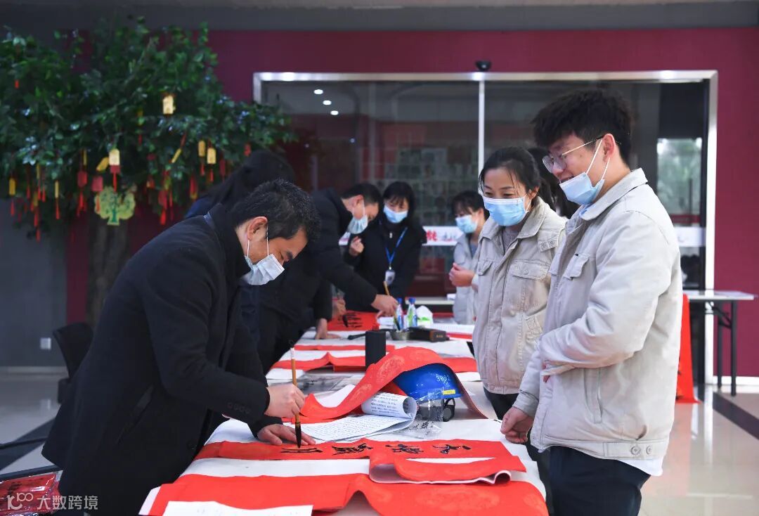 鸿山热电公司 刘寒婷 摄 图为该公司开展“墨香迎新春 送福进万家”活动.jpg