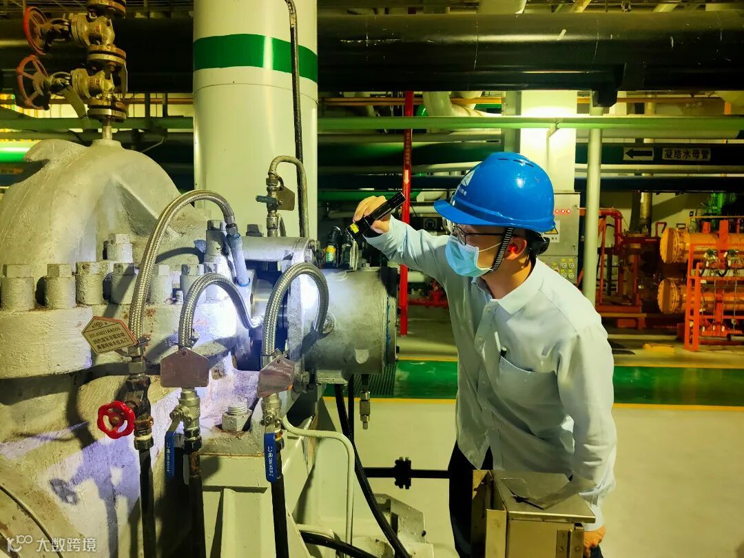 鸿山热电公司 陈彦 图为鸿山热电公司汽机专业点检人员对2B汽前泵非驱动端渗水情况进行仔细排查.jpg