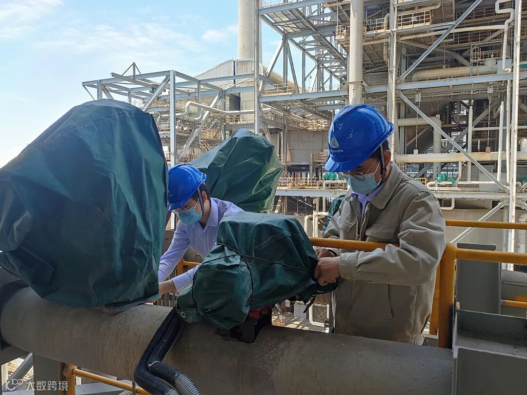 鸿山热电公司 吴晨辉 鸿山热电公司开展防雨防潮大检查,图为该公司点检人员检查设备防雨罩.jpg