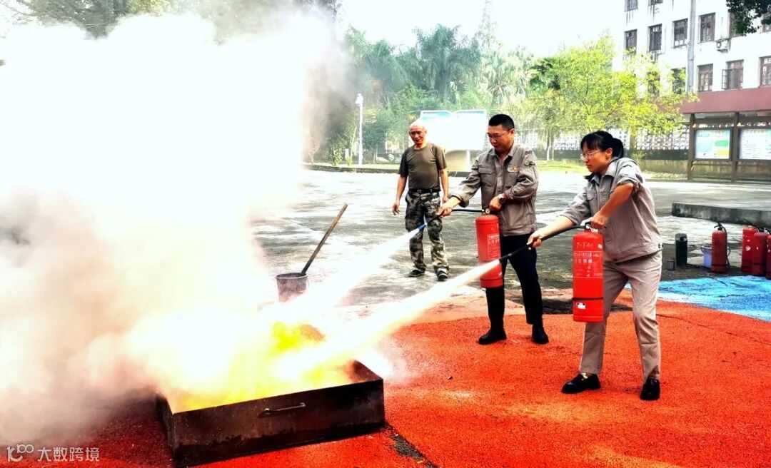 图为消防应急柜使用、消防栓使用及灭火器使用方法讲解.JPG