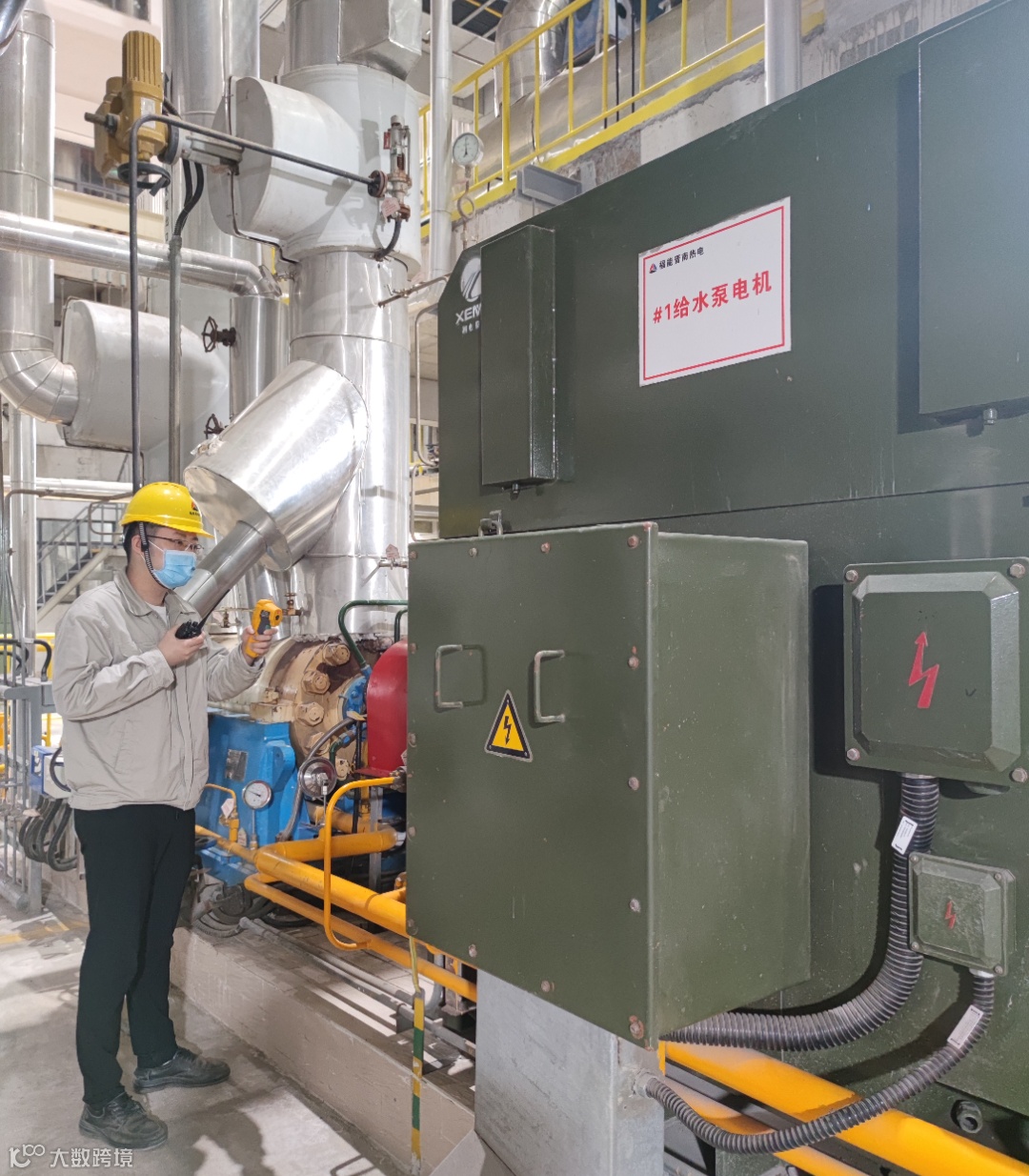 晋南热电+运行部杨嘉宝在汽机0米层#1给水泵工作(陈怡欣拍摄).jpg