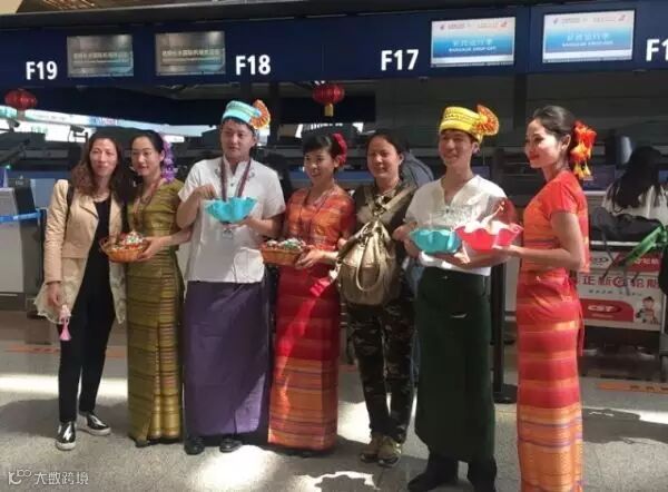 东航空姐穿上傣族服装 扮靓民族文化传播窗口