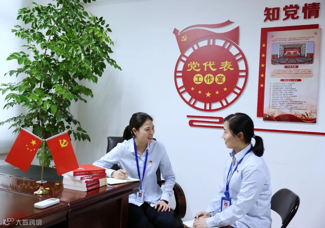 鸿山热电公司 刘寒婷 摄 图为陈梅用心倾听职工心声.jpg