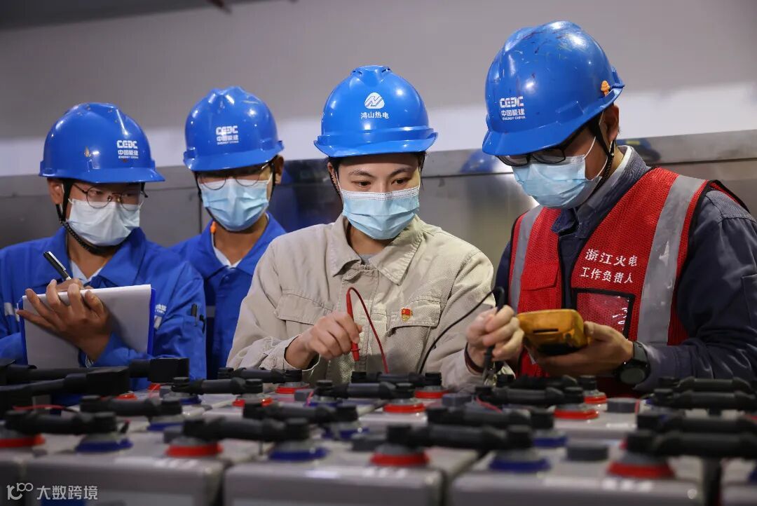 鸿山热电公司 刘寒婷 摄 图为陈梅在对蓄电池组进行电压、内阻测量.JPG