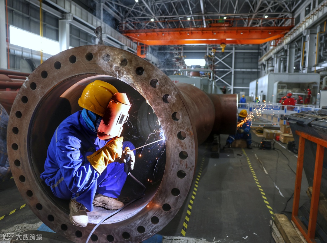 鸿山热电公司 刘寒婷 摄 图为该公司#2机组连通管改造现场.jpg