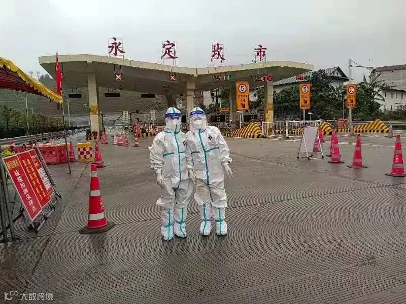 福能(永定)医院医务人员全天候轮流值守高速道口核酸采样点.jpg