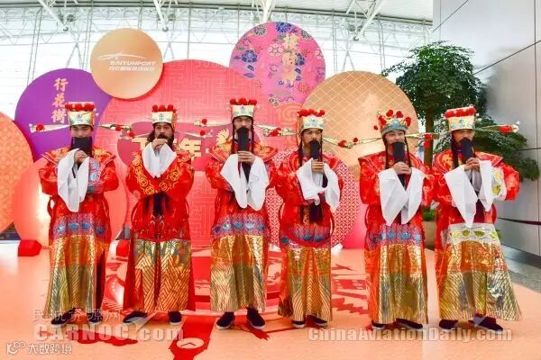 大年初二 “财神”来到航站楼为中外旅客送祝福389911_