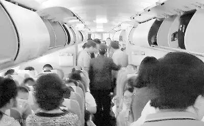 乘客飞机上丢失千元美金 空姐广播诱贼