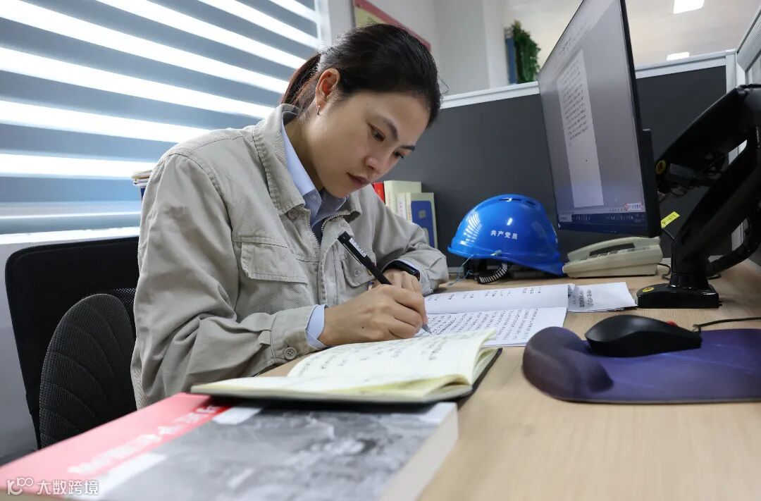 鸿山热电公司 刘寒婷 摄 图为陈梅在整理笔记、撰写宣讲材料.JPG