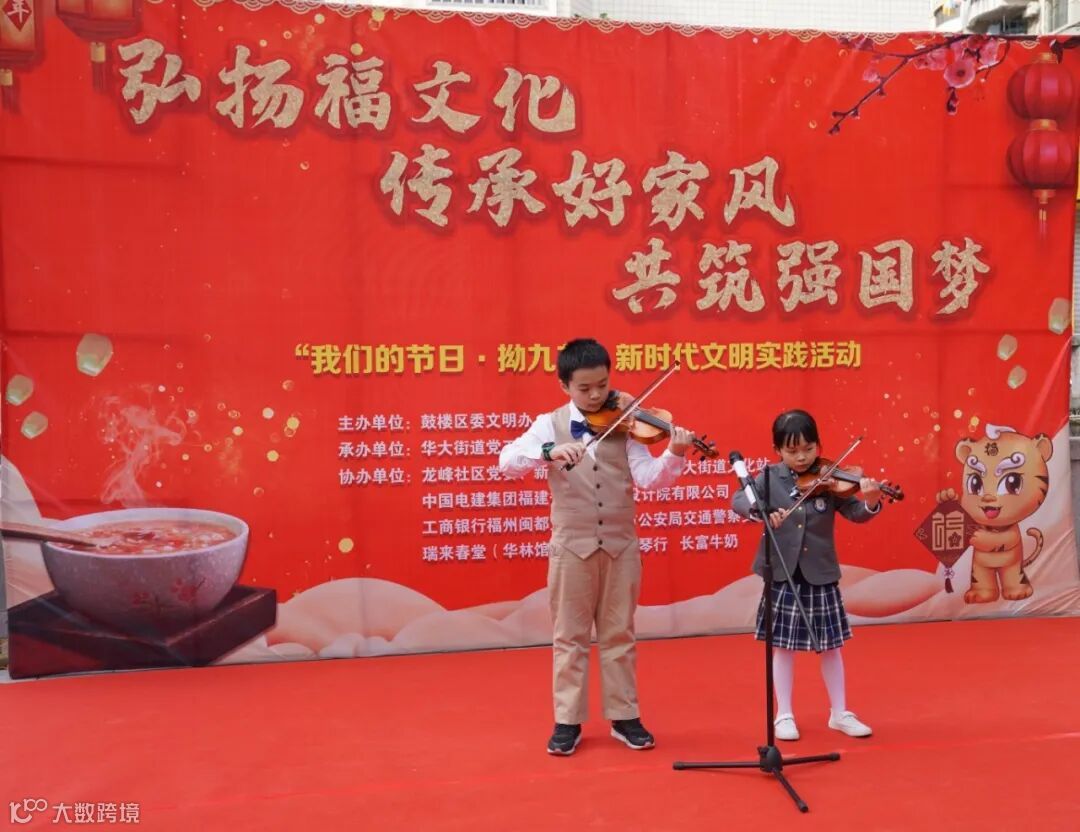 社区百家福·睦邻即至亲 党群部肖琼.JPG