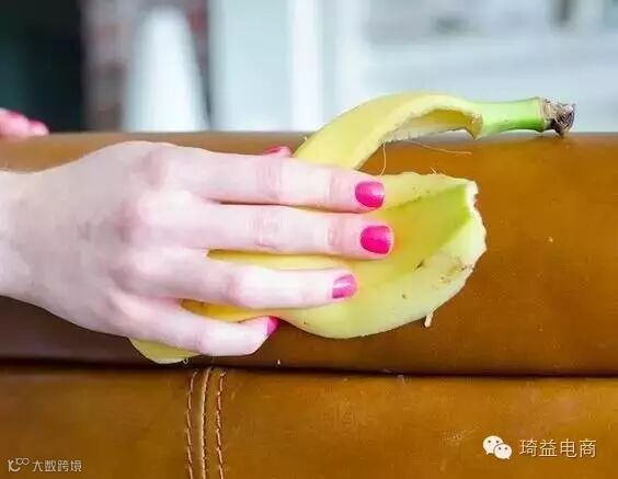 她吃完香蕉随手把皮扔在车内,第二天打开车门惊呆了