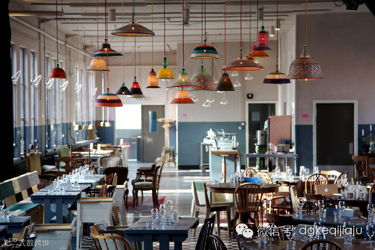 荷兰设计周就像本身充满实验性的荷兰设计一样,每一年都能带来全新的设计视角。从埃因霍温设计学院学生们的毕业展,到来自世界各地的年轻设计师作品,荷兰设计周区别于其它展览的地方在于更少“商业”性,而是让设计说话。