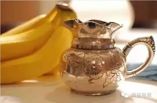 她吃完香蕉随手把皮扔在车内,第二天打开车门惊呆了