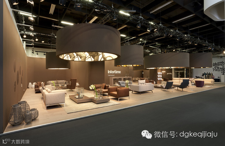科隆家具展(imm Cologne)创始于1949年,每年一月在德国科隆国际博览中心举行。以大牌家居主打,展示来自世界包罗万象的设计。此外,Imm每年一大看点“Das Haus”——通过邀请设计师或建筑师打造一个约240平方米的室内设计主题展厅,从中我们甚至可以了解未来家居趋势。2015年,“Das Haus”将由来自国内的“设计共和”二位创始人兼设计师胡如珊和郭锡恩操刀。