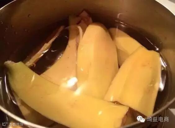 她吃完香蕉随手把皮扔在车内,第二天打开车门惊呆了