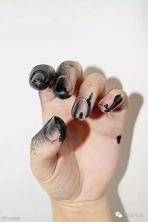 她吃完香蕉随手把皮扔在车内,第二天打开车门惊呆了