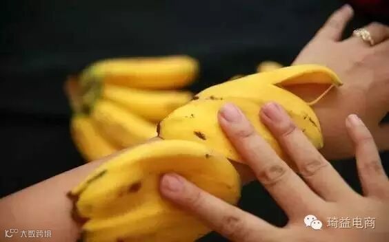 她吃完香蕉随手把皮扔在车内,第二天打开车门惊呆了