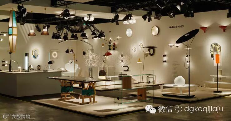 当代设计品的收藏价值越来越被关注。“设计迈阿密”就是这样的一个展览,呈现最具收藏价值的设计作品。最初从举世闻名的巴塞尔艺博会分支而出,最终形成一个多元化的设计展。其实“设计迈阿密/巴塞尔”在瑞士巴塞尔首先举办(2015年为6月21日开始),随后年底来到迈阿密展示后半年更具时效性的作品。这里有艺术家具备一定功能的作品,也有设计师看似艺术的创作,或大牌跨界之作,都让设计呈现更多视角。