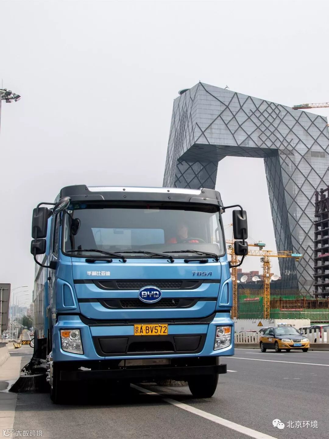 26. 在国贸地区进行洗扫作业的“青风”纯电动环卫车,青风系列以中型、重型纯电动洗扫车为主,车身以象征轻风掠过、清洁无尘的电蓝为主色调(摄影 丁丹)_副本.jpg