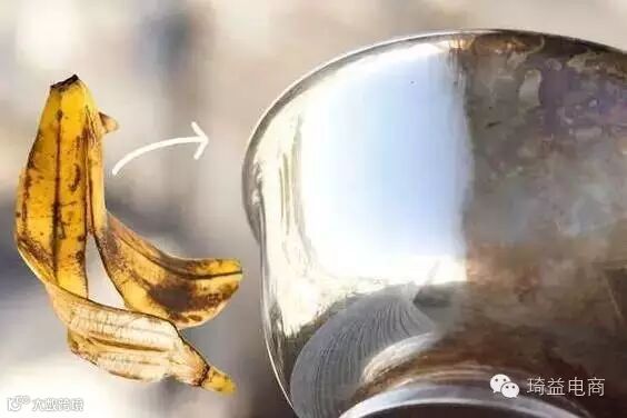 她吃完香蕉随手把皮扔在车内,第二天打开车门惊呆了