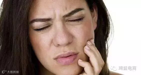 她吃完香蕉随手把皮扔在车内,第二天打开车门惊呆了