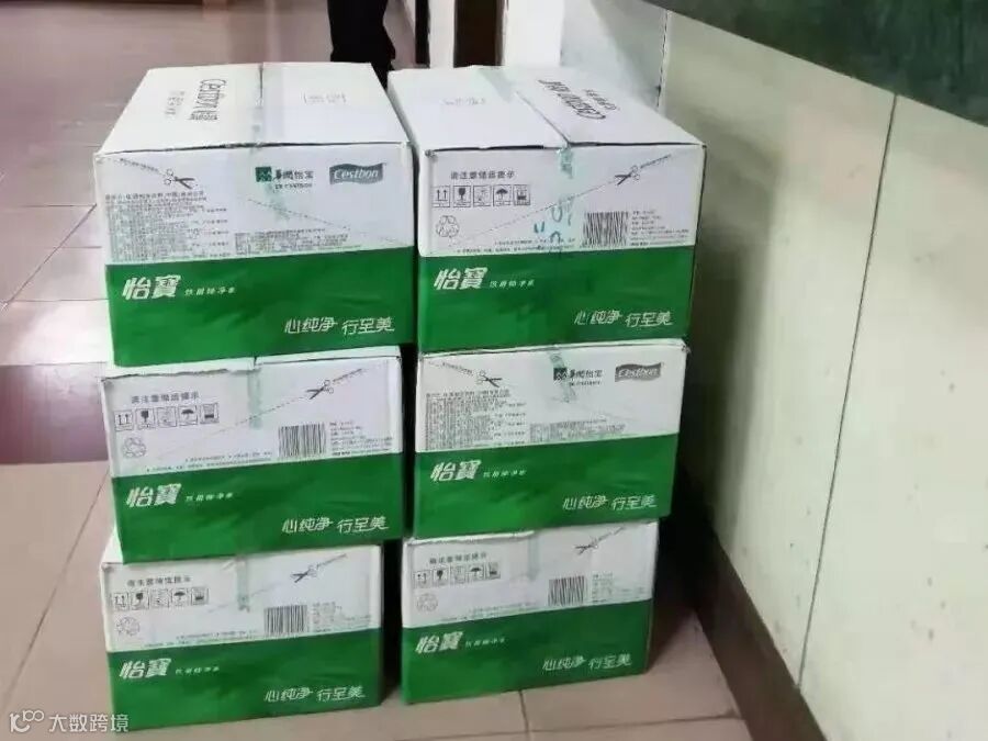 2.1 居民,辖区愉景水店给居民警务室送来的温暖怡宝六箱,并不愿意照相.jpg