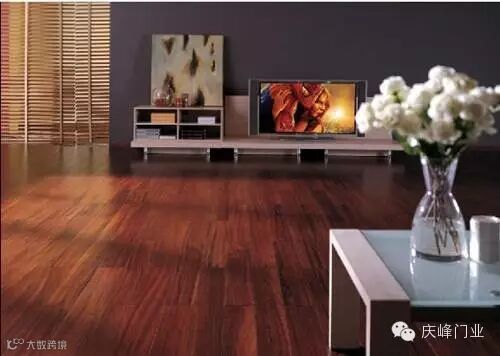 深茶色地板宜配开司米色