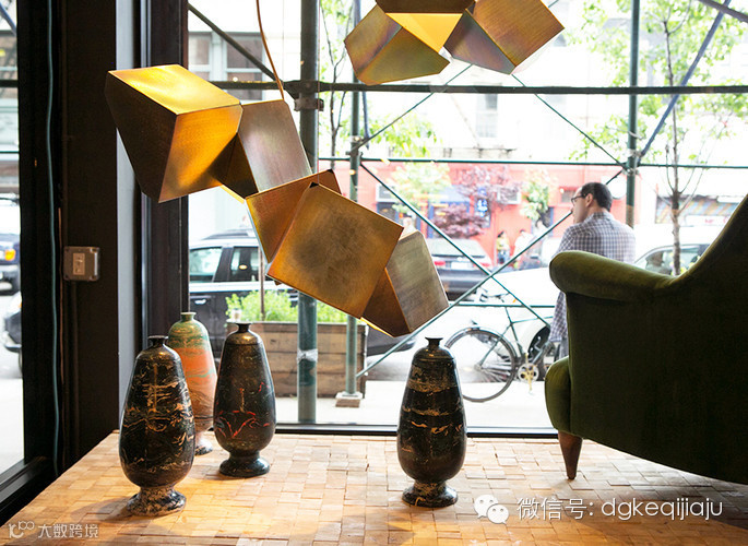 在纽约举办的ICFF国际当代家居展门类庞杂,从家具,灯具,纺织品到户外用品设计都有涉猎。作为北美的设计盛事,除了纽约那些设计展廊、设计公司或买手们,来自全球的不少品牌也在这里登台亮相。此外ICFF展上的装置很值得一看。