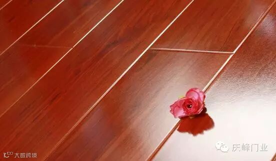 红茶色地板宜配粉色调象牙色