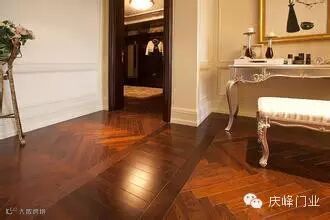 地板颜色要与家具风格搭配