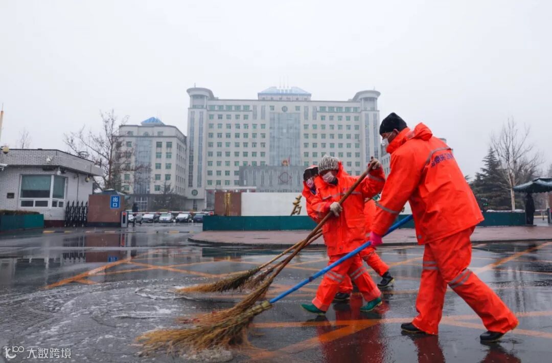 北京环卫集团房山公司良乡作业中心清扫班职工清理路面积水。 (6).JPG