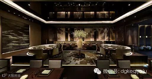 整个餐厅设计配合幽韵十足的家具饰品,将优雅隽逸的中式意蕴和雍容典雅的高贵气质展现得淋漓尽致,为宾客呈现一方精致华美、风雅备至的饕餮圣地。