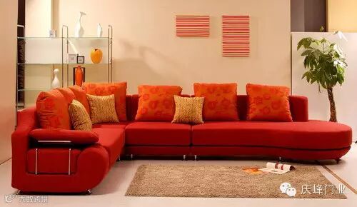 巧用柔软暖色布艺沙发