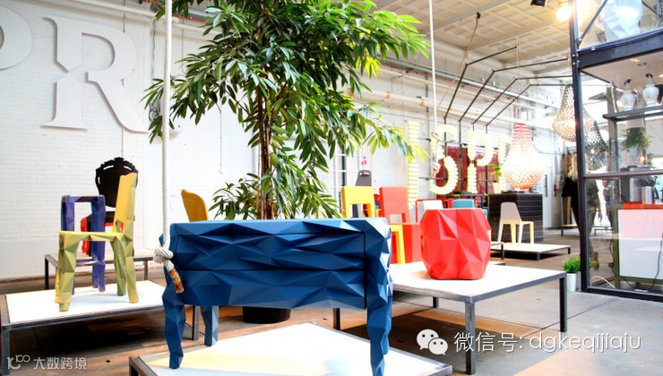 期待看见英伦设计?每年一度在九月举行的伦敦设计节为我们带来最精彩的英国设计。从家居大牌到年轻设计师的作品,不同展馆都有各自主题,同时伦敦城内的一些画廊或买手店也会呈现有趣的设计或装置作品。