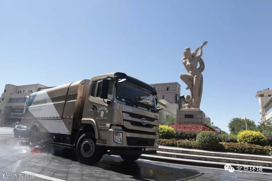 图为敦煌文博会期间,北京环卫集团的“金耀蓝”纯电动洗扫车正在进行洗地作业。 (1).JPG