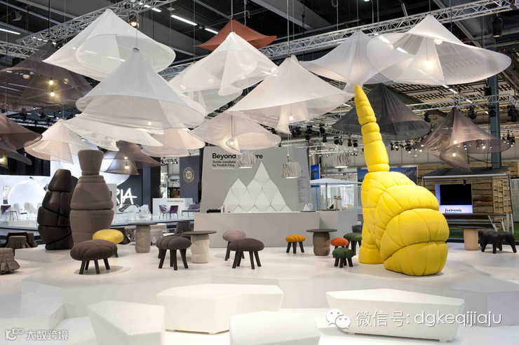 关于米兰家具展就不用说了,这个被誉为世界家居设计及展示的“奥斯卡”与“奥林匹克”盛会,每年4月份举办一次,是全世界家居设计者与产业相关者聚集、交流的圣地。整个家具展期间还有家居配饰展、卫星沙龙展、国际灯具展等一起举行。从全世界各大顶尖家居品牌、时装品牌跨界作品到集中呈现年轻设计师作品的Vertura Lambrate展区,你会在这里遇见世界各地的家居编辑、来头或大或小的设计师、品牌运营者等等。2015年继续让我们拭目以待。