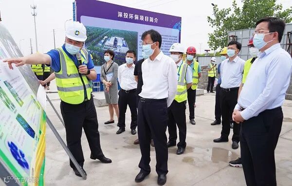 5月28日,市委常委、区委书记张建华率队深入产业项目建设现场,推进产业项目建设。徐浩翔摄.jpg