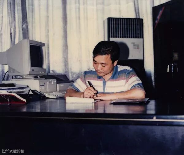 1998年李书福在台州路桥工作照.jpg