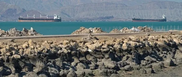 剑拔弩张！特朗普下最后通牒，霍尔木兹海峡再燃危机，伊朗强硬回应不留余地 | 跨境老Ye