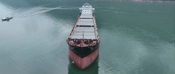 万吨、江海直达、LNG燃料!  重庆最大LNG江海直达船在云阳下水试航……