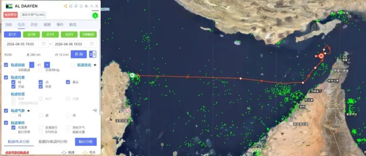 两艘试图穿越霍尔木兹海峡船只掉头