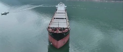 重慶最大LNG江海直達船下水試航