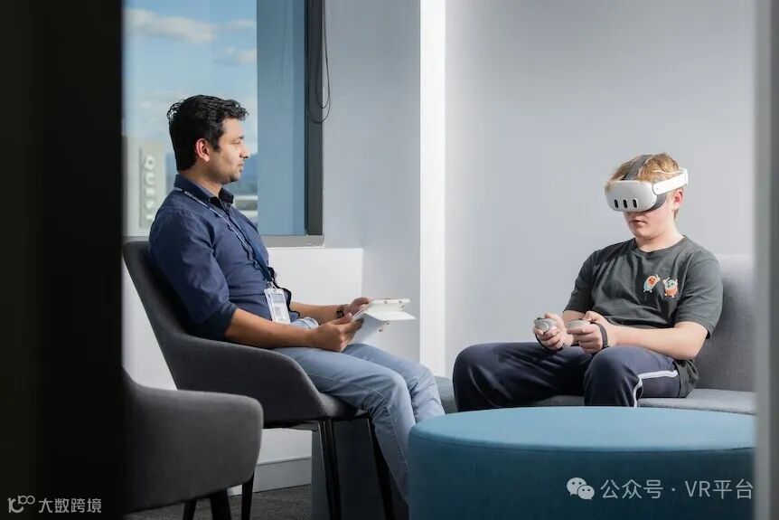 一名男子手持平板电脑，与咨询室里坐在沙发上、戴着 VR 头戴设备的小孩交谈。