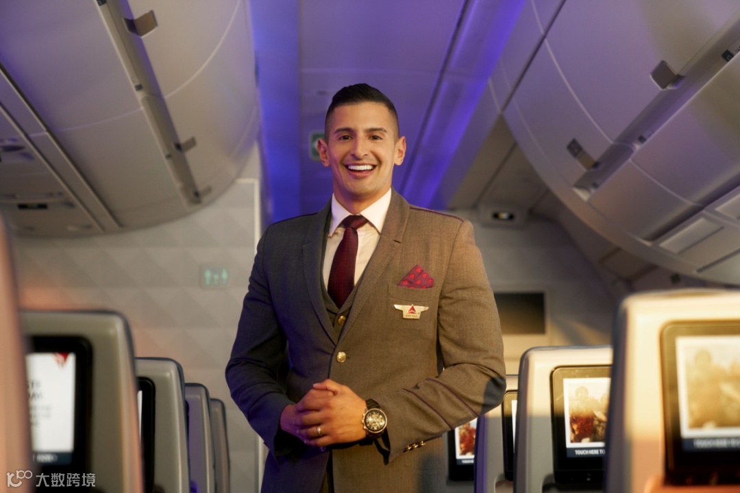 达美航空乘务员站在飞机客舱过道的特写镜头