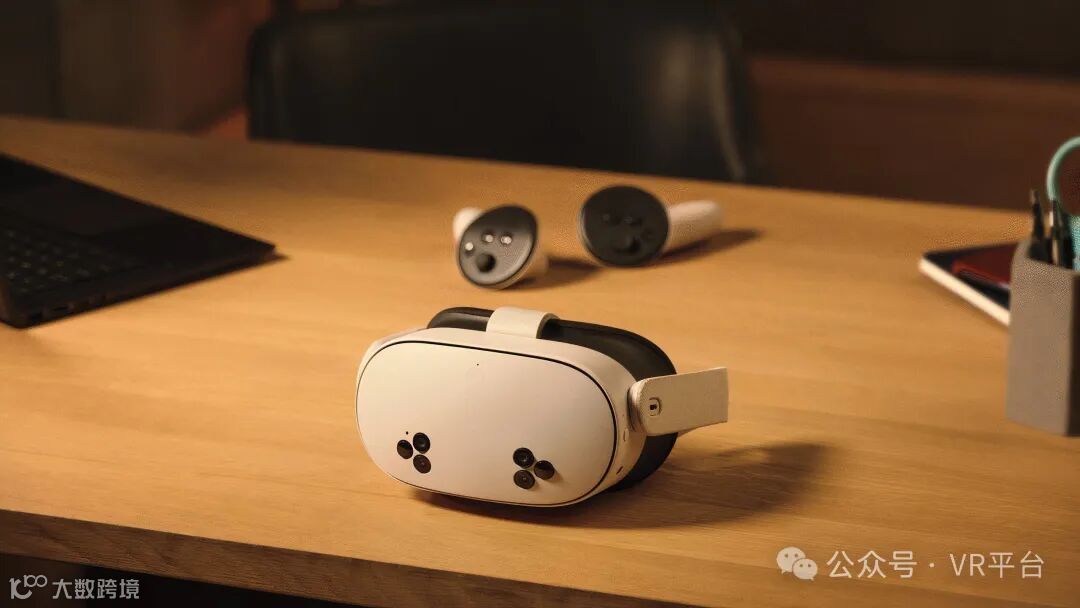 一个白色的 VR 耳机，正面有六个黑色切口，位于一些圆形 VR 控制器前面。